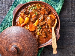 Печена агнешка плешка с картофи и моркови в глинен гювеч на фурна - снимка на рецептата Печена агнешка плешка с картофи и моркови в глинен гювеч на фурна - снимка на рецептата
